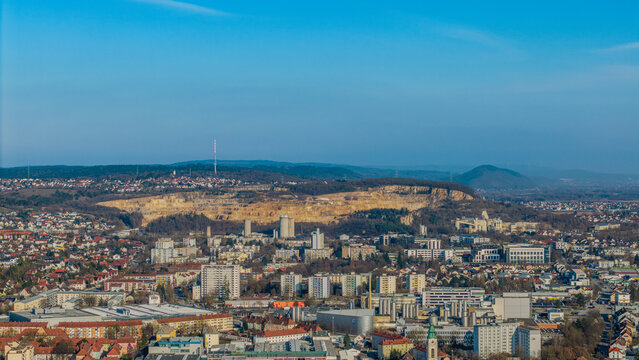 Blick &uuml;ber eine Stadt mit Bergen und klaren Himmel an einem sonnigen Tag
