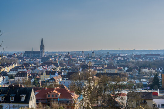 Stadtansicht von Regensburg mit Geb&auml;uden, D&auml;chern und Kircht&uuml;rmen im Hintergrund