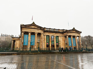 Obraz premium National Gallery neoclassical facade in Edinburgh, Scotland, UK on a rainy day with visitors at the sandstone portico