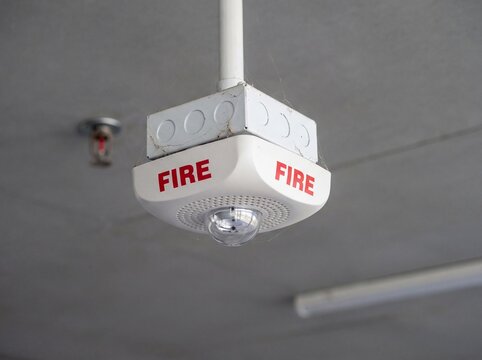Ceiling-mounted fire alarm strobe and horn unit