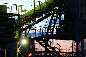 朝焼けと工場のシルエット