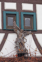 Naklejka premium Engel an einem Fenster