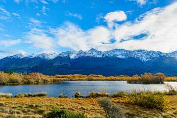 Obraz premium Glenorchy Lagoon in Autumn with Snow-Capped Mountains 