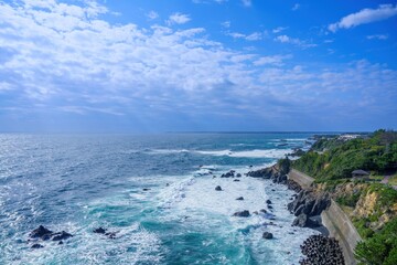 Obraz premium 樫野埼灯台で見た青い海と断崖絶壁が織りなす絶景の海岸の風景