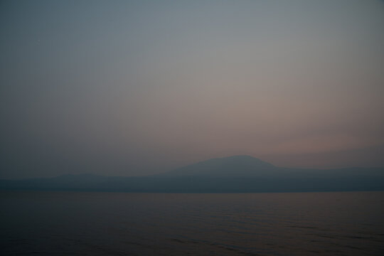 USA, OR.  Forest fire smoke obscures distant mountains.