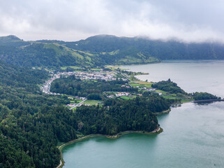 Obraz premium Sete Cidades lakes from Miradouro da Vista do Rei. Twin lakes surrounded by lush greenery. View of San Miguel Island, Azores, Portugal.