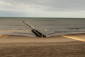 Morze Bałtyckie zimą, drewniane falochrony w Kołobrzegu © © Jakacki