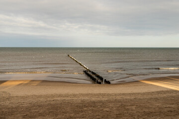 Morze Bałtyckie zimą, drewniane falochrony w Kołobrzegu © © Jakacki