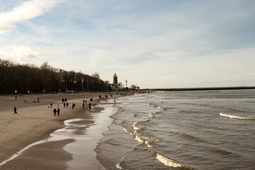 Widok na plażę i latarnię morską w Kołobrzegu © © Jakacki