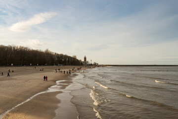 Widok na plażę i latarnię morską w Kołobrzegu © © Jakacki