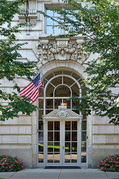 luxury Beaux-Arts residential building in Chicago's prestigious Gold Coast neighborhood near Lincoln Pakr