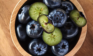 Obraz premium Fresh blueberries healthy food in wooden bowl