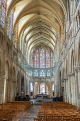 Obraz premium Discover the stunning interior of Chartres Cathedral in Chartres, France. Experience Gothic architecture and vibrant stained glass that captivate visitors and history enthusiasts alike.