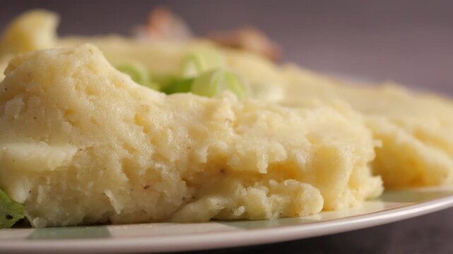 Learn to prepare mashed potatoes with green onions