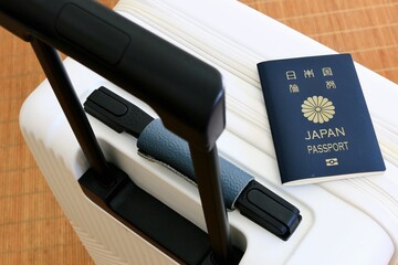 キャリーケースとパスポート　海外旅行