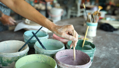 Obraz premium A happy couple makes ceramic plates in a workshop