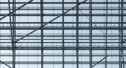 Obraz premium A telephoto shot captures the industrial metal framework of a large building