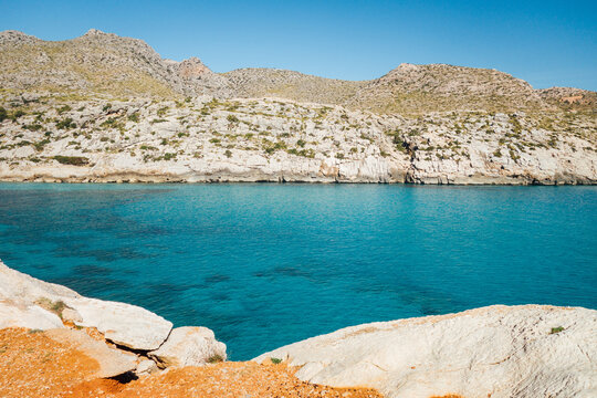 Route de montagne &agrave; Majorque. Voie de relief montagneux m&eacute;diterran&eacute;en. Transport aux Bal&eacute;ares. Vacances &agrave; la montagne. Paysage de montagnes en &eacute;t&eacute;