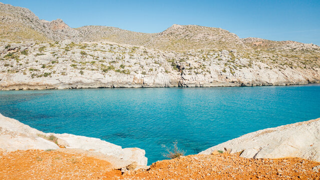 Littoral de Majorque. Paysage c&ocirc;tier des Bal&eacute;ares. Vue sur la mer m&eacute;diterran&eacute;e turquoise et les montagnes espagnoles. Paysage m&eacute;diterran&eacute;en. Vacances en &eacute;t&eacute;. Nature m&eacute;diterran&eacute;enne.