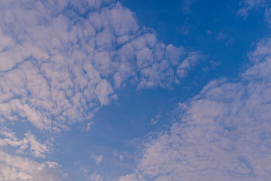 青空を侵食する雲