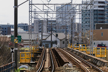 名鉄瀬戸線の線路と駅周辺の風景