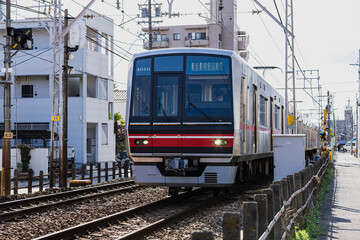 名鉄瀬戸線の線路と駅周辺の風景