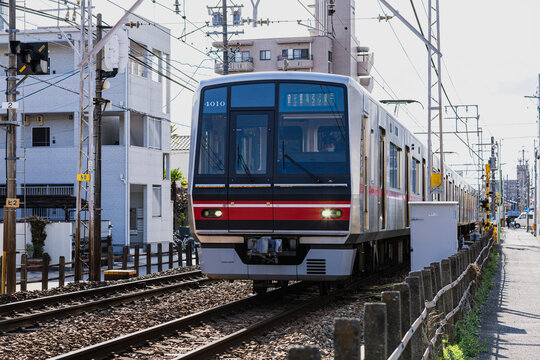 名鉄瀬戸線の線路と駅周辺の風景