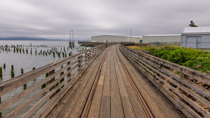 Fototapeta premium Astoria Riverwalk boardwalk with train tracks in Oregon.