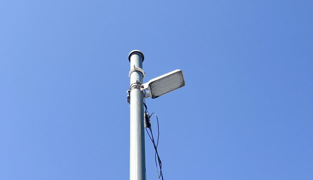 専用ポールに設置された防犯灯(街路灯)