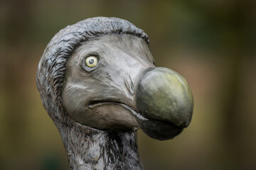 Figurine of the extinct dodo, displayed outdoors. © lapis2380