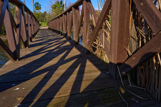 puente de madera vieja con la sombra de los barrotes 