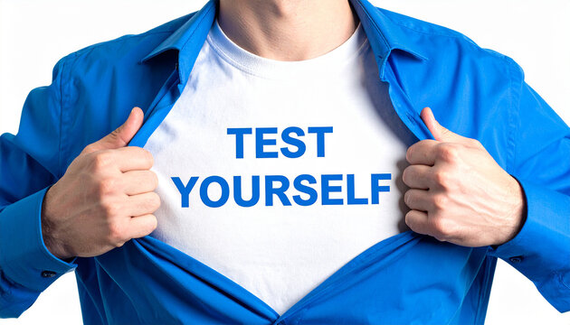 Test Yourself - Ein Mann öffnet sein Hemd und zeigt sein TShirt