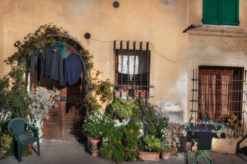 Obraz premium 'Coziness': A household patio in Siena, Italy