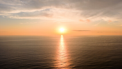 Fototapeta premium Sunset over ocean at white beach, costa rica, showing sun reflecting on the water, creating a serene and vast seascape