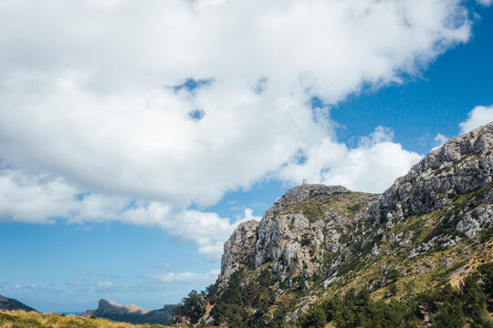 Ancienne tour sur une montagne &agrave; Majorque. Vieille d&eacute;fense espagnole aux Bal&eacute;ares