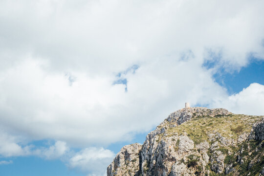 Ancienne tour sur une montagne &agrave; Majorque. Vieille d&eacute;fense espagnole aux Bal&eacute;ares