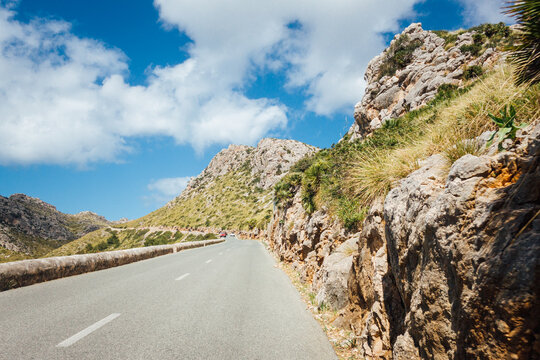 Route de montagne &agrave; Majorque. Voie de relief montagneux m&eacute;diterran&eacute;en. Transport aux Bal&eacute;ares. Vacances &agrave; la montagne. Paysage de montagnes en &eacute;t&eacute;