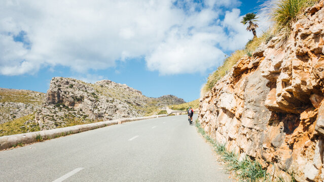 Route de montagne &agrave; Majorque. Voie de relief montagneux m&eacute;diterran&eacute;en. Transport aux Bal&eacute;ares. Vacances &agrave; la montagne. Paysage de montagnes en &eacute;t&eacute;