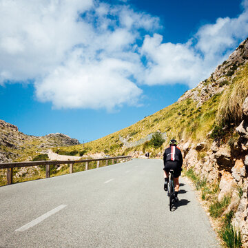 Cycliste sur une route de montagne &agrave; Majorque aux Bal&eacute;ares. Transport en v&eacute;lo en &eacute;t&eacute; pendant les vacances. Activit&eacute; saine en vacances. Sport et activit&eacute; physique &agrave; la montagne