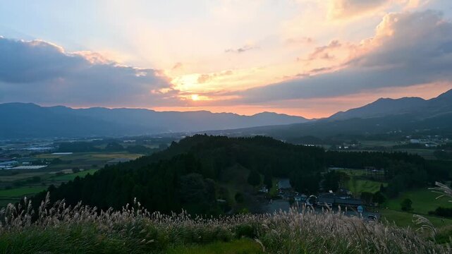 阿蘇外輪山を染める黄金色の黄昏：らくだ山からの絶景パノラマ
「どこか懐かしく、そして圧倒的な開放感。らくだ山から見渡すマジックアワーの輝き。」
高森町(らくだ山展望台)
A golden twilight bathes the Aso outer rim: A spectacular panoramic view from Rakudayama