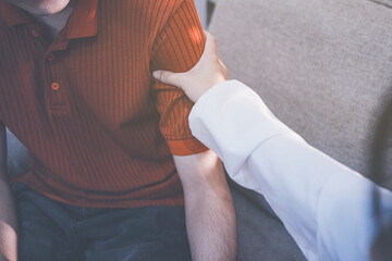 Obraz premium A doctor is holding hands with an elderly patient.