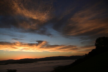 Obraz premium stunning sunrise between the fog and clouds in the coastal mountains