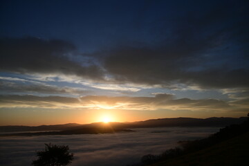 Obraz premium stunning sunrise between the fog and clouds in the coastal mountains