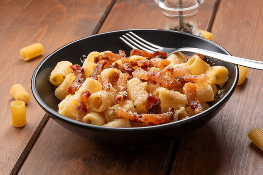Rigatoni alla carbonara, ricetta tipica di Pasta Italiana 