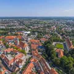Obraz premium Blick auf die oberbayerische Kreisstadt Dachau nordwestlich von München im Sommer