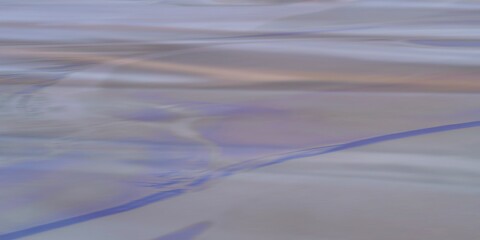 Obraz premium Fond abstrait éthéré avec ondes fluides blanc nacré, gris clair et reflets lavande