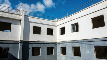 Obraz premium Unfinished concrete building shell with open window frames.