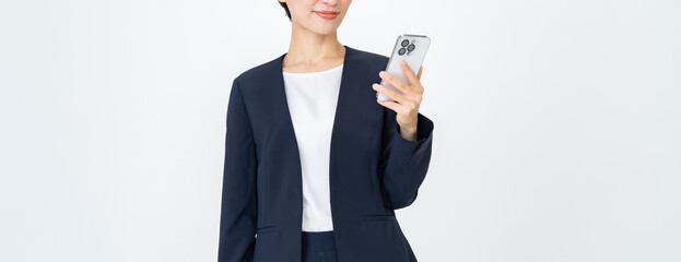 スマホを持つスーツを着た女性 © ponta1414