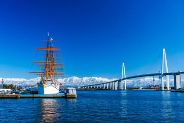 Obraz premium 海の貴婦人・海王丸と新湊大橋、立山連峰