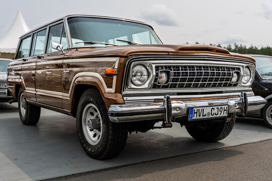 LINTHE, GERMANY &ndash; JUNE 08, 2025: Luxury full-size SUV Jeep Wagoneer, 1975. Die oldtimer show.